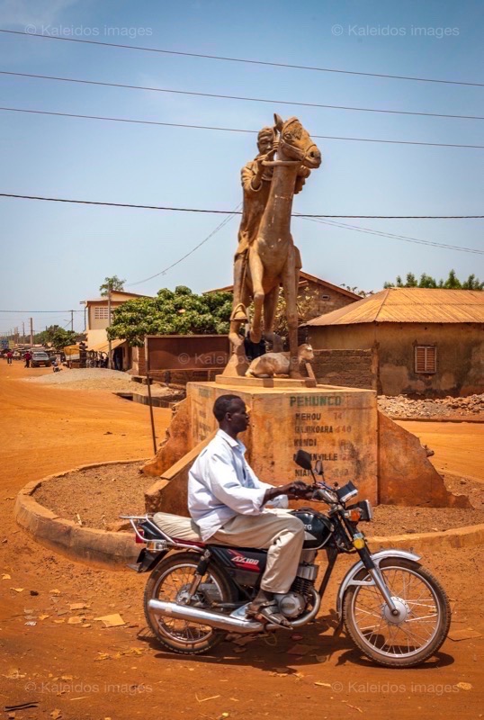 Africa;Benin;Goats;Kaleidos;Kaleidos images;La parole à l'image;Statues;Tarek Charara;Riders;Horses;Motorcycles;Pehonko