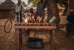 Africa;Benin;Fuel;Gasoline;Kaleidos;Kaleidos-images;La-parole-Ã -limage;Sales;Salesman;Salesmen;Smuggling;Tarek-Charara;Pehonko