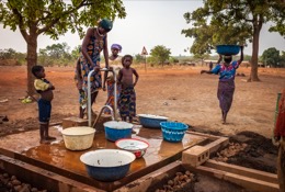 Africa;Benin;Children;Drinking-water;Kaleidos;Kaleidos-images;La-parole-à-limage;Pumps;Tarek-Charara;Water;Water-well;Wells;Woman;Women;Pehonko