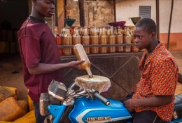 Africa;Benin;Fuel;Gasoline;Kaleidos;Kaleidos-images;La-parole-Ã -limage;Moped;People;Sales;Salesman;Salesmen;Smuggling;Tarek-Charara;Pehonko