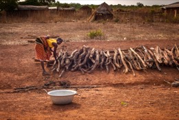 Africa;Afrique;Benin;Bénin;Bois;Children;Enfants;Femmes;Kaleidos;Kaleidos-images;La-parole-à-limage;Tarek-Charara;Woman;Women;Wood;Pehonko