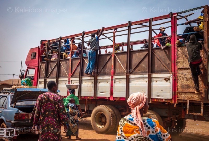 Afrique;Bénin;Kaleidos;Kaleidos images;La parole à l'image;Lorries;Lorry;People;Tarek Charara;Transportation;Transports;Travel;Travelling;Trucks;Vehicles