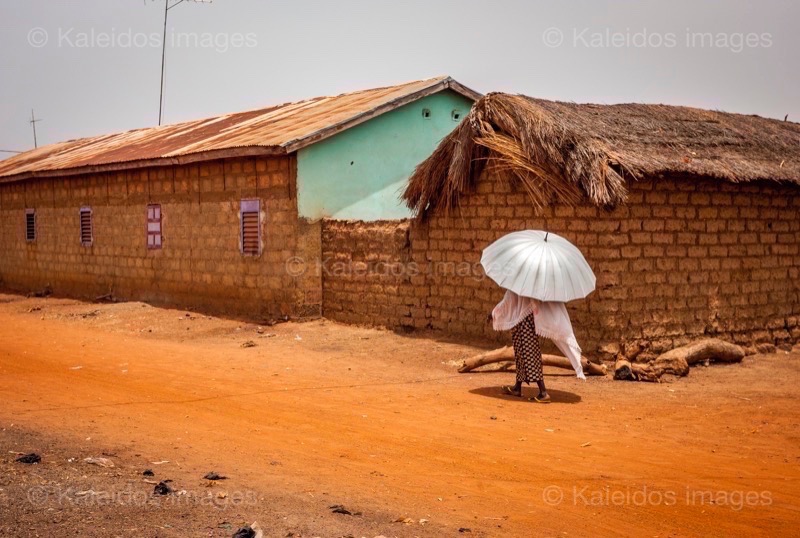 Africa;Benin;Heat;Kaleidos;Kaleidos images;La parole à l'image;Streets;Tarek Charara;Umbrella;Woman;Women
