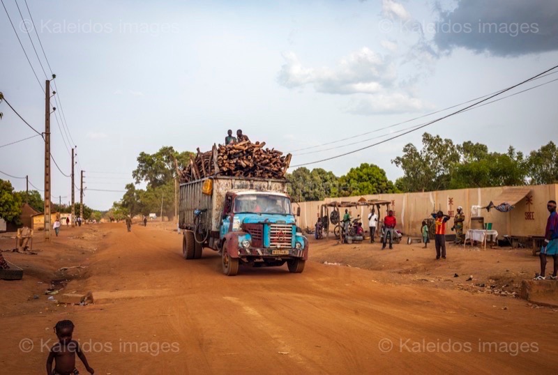 Africa;Benin;Kaleidos;Kaleidos images;La parole à l'image;Lorries;Lorry;Tarek Charara;Transportations;Trucks;Wood