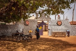 Africa;Benin;Entrances;Gates;Kaleidos;Kaleidos-images;La-parole-Ã -limage;Man;Men;Kilir;Royal-Palace-of-Djougou;Tarek-Charara