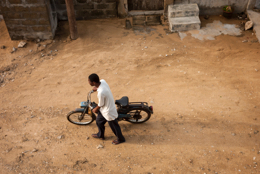 Adults;Africa;Benin;Kaleidos;Kaleidos-images;Man;Men;Moped;Tarek-Charara;Transportation