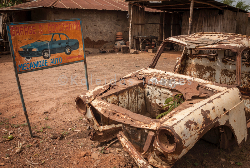 Africa;Automobil;Automobiles;Benin;Cars;Garages;Kaleidos;Kaleidos images;Repairs;Signboard;Signs;Tarek Charara;Transportation;Vehicles;Wreck
