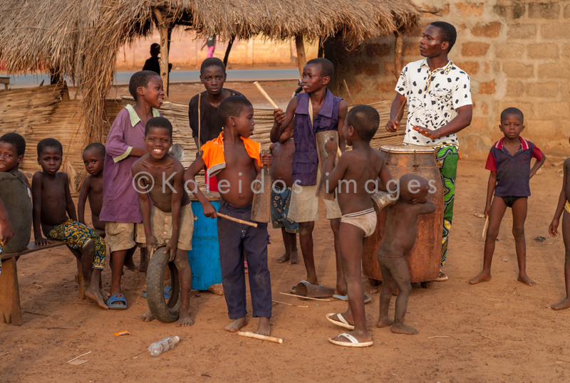 Africa;Benin;Children;Djembe;Djembé;Djimbe;Jembe;Jenbe;Kaleidos;Kaleidos images;Sanbanyi;Tam-Tam;Tarek Charara;Teenager;Yembe;Music;Rythm