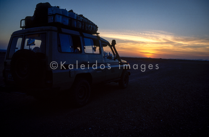 4x4;Adventure;Africa;Cars;Dawn;Deserts;Djibouti;Four wheel drive;Kaleidos;Kaleidos images;Lake Abbe;Lake Abhe Bad;Landscapes;Sun rise;Sunrise;Tarek Charara;Tourism;Transport;Transportation;Vehicles