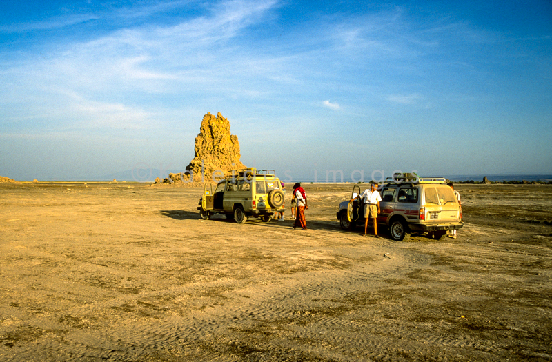 4x4;Adventure;Africa;Cars;Deserts;Djibouti;Four wheel drive;Kaleidos;Kaleidos images;Lake Abbe;Lake Abhe Bad;Landscapes;Tarek Charara;Tourism;Transportation;Transports;Vehicles