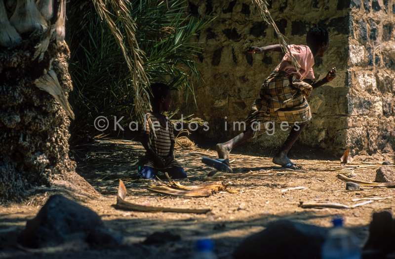 Africa;Djibouti;Kaleidos;Kaleidos images;Oasis;Tarek Charara;Children;Boys;Girls
