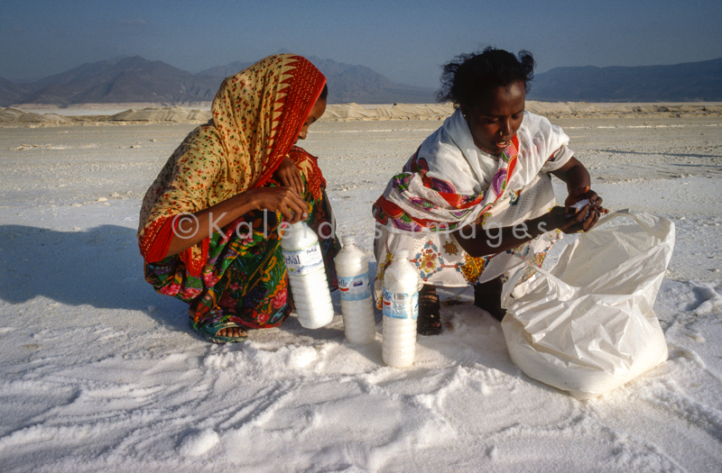 Africa;Afrique;Assal;Djibouti;Femme;Femmes;Kaleidos;Kaleidos images;Lac;Lac Assal;Lacs;Lake;Lake Assal;Lakes;Salt;Sel;Tarek Charara;Woman;Women
