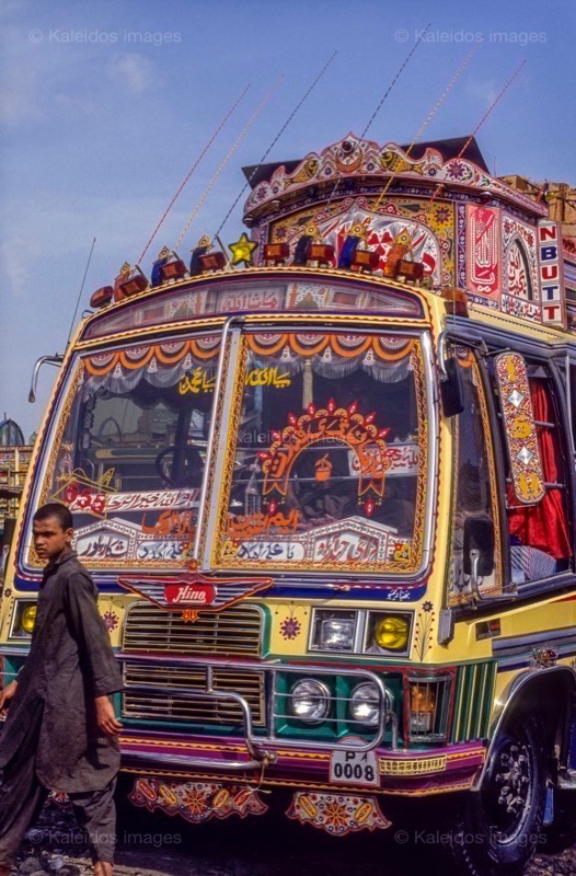 Bus;Hino;Kaleidos;Kaleidos images;Karachi;La parole à l'image;Pakistan;Philippe Guéry;Sind;Truck Art;Vehicles
