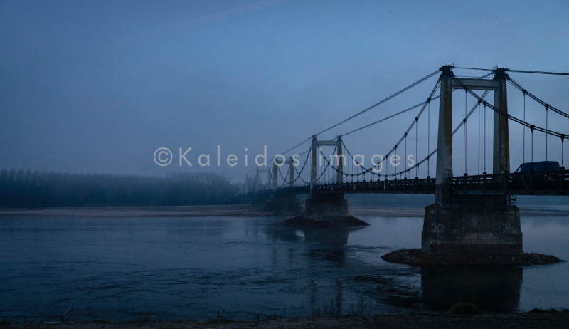 49570;Bridges;D15;Dawn;Departmental road;Early;Early Morning;Kaleidos;Kaleidos images;Landscapes;Loire;Loire river;Mauges-sur-Loire;Morning;River;Suspension bridge;Tarek Charara;Winter