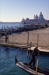 Boats;Christians;Churches;Désirée-Sadek;Gondolas;Italy;Kaleidos-images;La-parole-à-limagePlaces-of-worship;Rowing-Boats;Venice;Water-transport