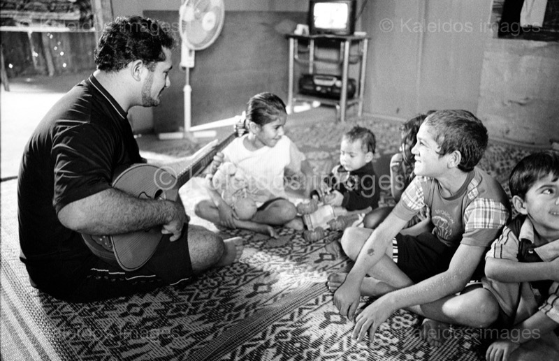 Children;Kaleidos images;Lute;Man;Men;Music;Oriental Lute;Oud;Palestinian Refugees;Palestinians;Refugee camps;Shatila;String Instrument;Stringed Instrument;Tarek Charara;UNRWA