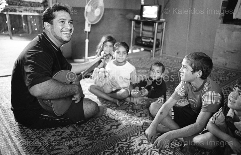 Children;Kaleidos images;Lute;Man;Men;Music;Oriental Lute;Oud;Palestinian Refugees;Palestinians;Refugee camps;Shatila;String Instrument;Stringed Instrument;Tarek Charara;UNRWA