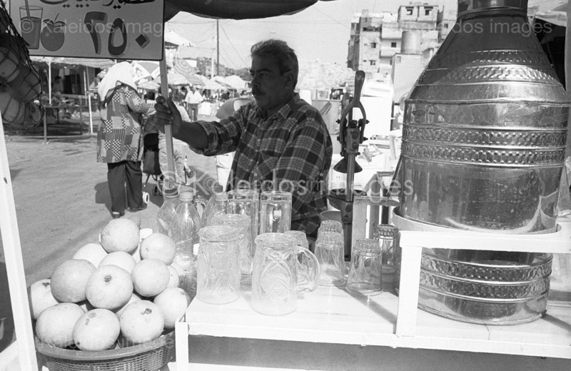 Kaleidos images;Merchants;Palestinian Refugees;Palestinians;Peddlers;Refugee camps;Shatila;Sidewalk vendors;Street Vendors;Tarek Charara;UNRWA;Vendors