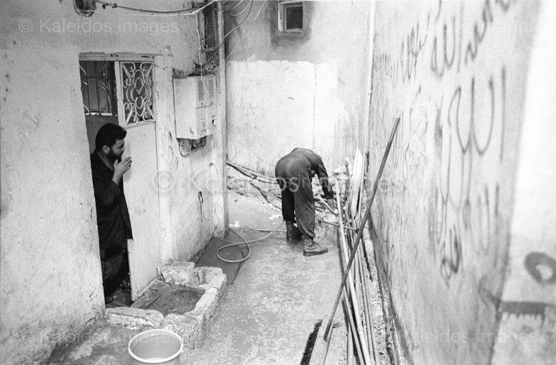 Alleys;Clean;Cleaning;Kaleidos images;Man;Men;Palestinian Refugees;Palestinians;Penumbra;Refugee camps;Shatila;Tarek Charara;UNRWA