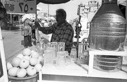 Kaleidos-images;Merchants;Palestinian-Refugees;Palestinians;Peddlers;Refugee-camps;Shatila;Sidewalk-vendors;Street-Vendors;Tarek-Charara;UNRWA;Vendors