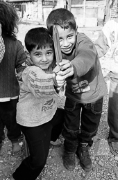 Children;Kaleidos-images;Palestinian-Refugees;Palestinians;Refugee-camps;Shanty-Towns;Shatila;Tarek-Charara;Toys;Knives;Knife