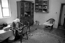 Architecture;Kaleidos-images;Palestinian-Refugees;Palestinians;Poor;Potatoes;Poverty;Refugee-camps;Rooms;Shatila;Tarek-Charara;UNRWA;Women;Woman