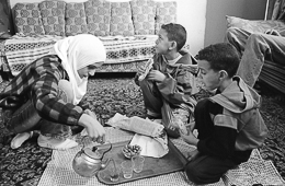 After-noon-snack;Camps-de-refugiés;Chatila;Goûter;Ilham-Al-Hindawi;Ilham-Hindawi;Jihad-Al-Hindawi;Jihad-Hindawi;Kaleidos-images;Nidal-Al-Hindawi;Nidal-Hindawi;Palestinian-Refugees;Palestinians;Palestiniens;Refugee-camps;Réfugiés-palestiniens;Shatila;Snack;Tarek-Charara;Teatime-snack;UNRWA