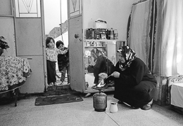 Café;Camps-de-refugiés;Chatila;Children;Coffee;Enfants;Femmes;Kaleidos-images;Palestinian-Refugees;Palestinians;Palestiniens;Refugee-camps;Réfugiés-palestiniens;Shatila;Tarek-Charara;Woman;Women