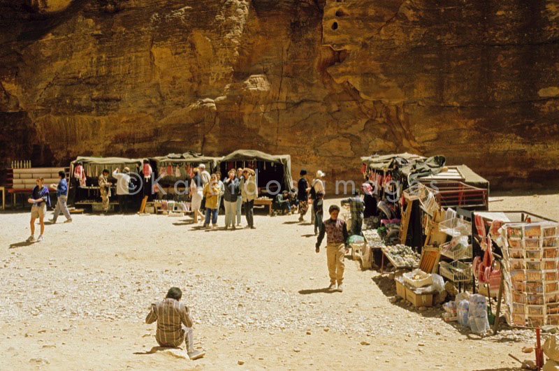 Tarek Charara;Kaleidos images;La parole à l'image;UNESCO;World Heritage;Tourists;Stalls;Stands;Souvenirs;Boutiques;History;Nabateans;Petra;Jordan;Khazneh;Al Khazneh