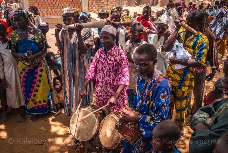 Africa;Benin;Drums;Gaani;Griots;Kaleidos;Kaleidos images;Kilir;La parole à l'image;Man;Men;Music;Royal Palace of Djougou;Tam-Tam;Tarek Charara;Traditions;Wind instruments