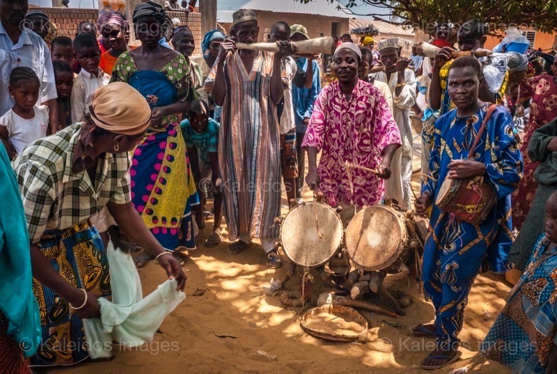 Africa;Benin;Dance;Gaani;Griots;Kaleidos;Kaleidos images;Kilir;La parole à l'image;Royal Palace of Djougou;Tam-Tam;Tarek Charara;Traditions;Woman;Women