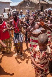 Africa;Benin;Children;Dance;Gaani;Kaleidos;Kaleidos-images;Kilir;La-parole-à-limage;Man;Men;Royal-Palace-of-Djougou;Tarek-Charara;Traditions;Woman;Women