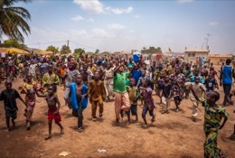 Africa;Benin;Boys;Children;Crowds;Gaani;Girls;Joy;Kaleidos;Kaleidos-images;La-parole-Ã -limage;Tarek-Charara