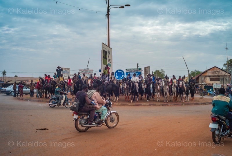 Africa;Benin;Horses;Kaleidos;Kaleidos images;La parole à l'image;Riders;Tarek Charara;Mopeds