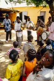 Africa;Afrique;Baatonbou;Baatonou;Bariba;Benin;Bénin;Boys;Children;Dance;Dancer;Drums;Enfants;Filles;Garçons;Girls;Hommes;Kaleidos;Kaleidos-images;La-parole-à-limage;Man;Mädchen;Men;Music;Musique;Tam-Tam;Tambours;Tams-Tams;Tarek-Charara