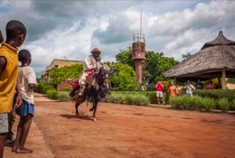 Africa;Benin;Gaani;Gotesani-Bokari;Horseman;Horsemen;Horses;Kaleidos;Kaleidos-images;La-parole-à-limage;Riders;Tarek-Charara;Tourists
