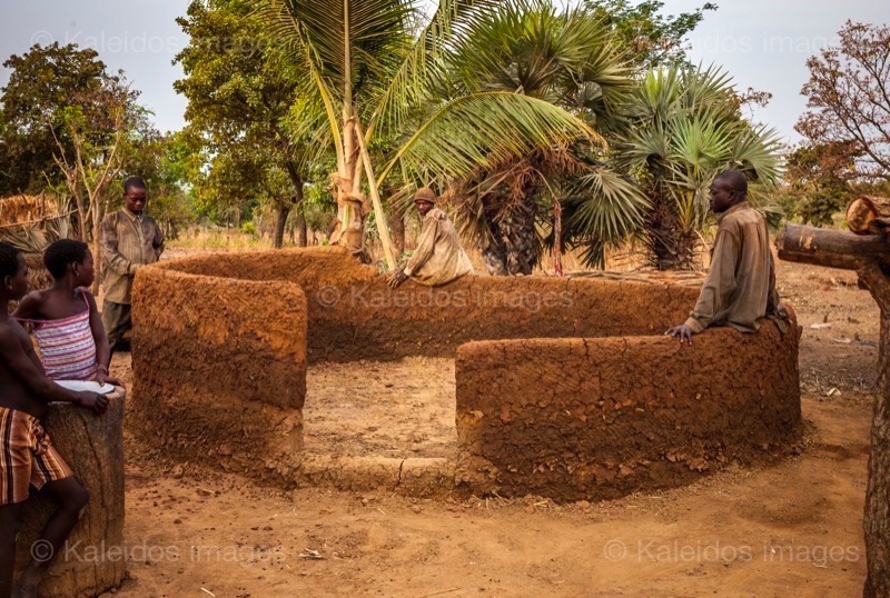 Africa;;Architecture;Benin;Constructions;Kaleidos;Kaleidos images;La parole à l'image;Laterite;Man;Men;Tarek Charara;Pehonko
