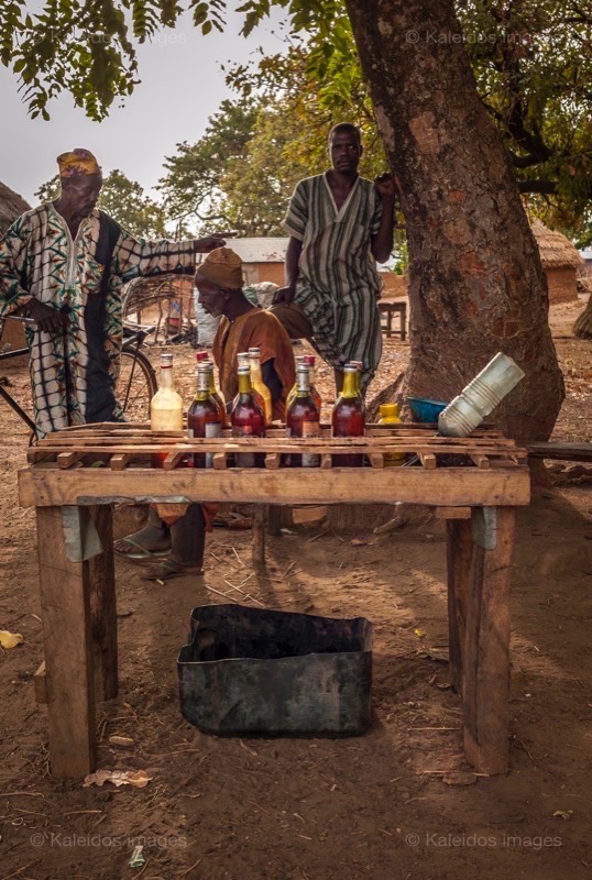 Africa;Benin;Fuel;Gasoline;Kaleidos;Kaleidos images;La parole à l'image;Sales;Salesman;Salesmen;Smuggling;Tarek Charara;Pehonko