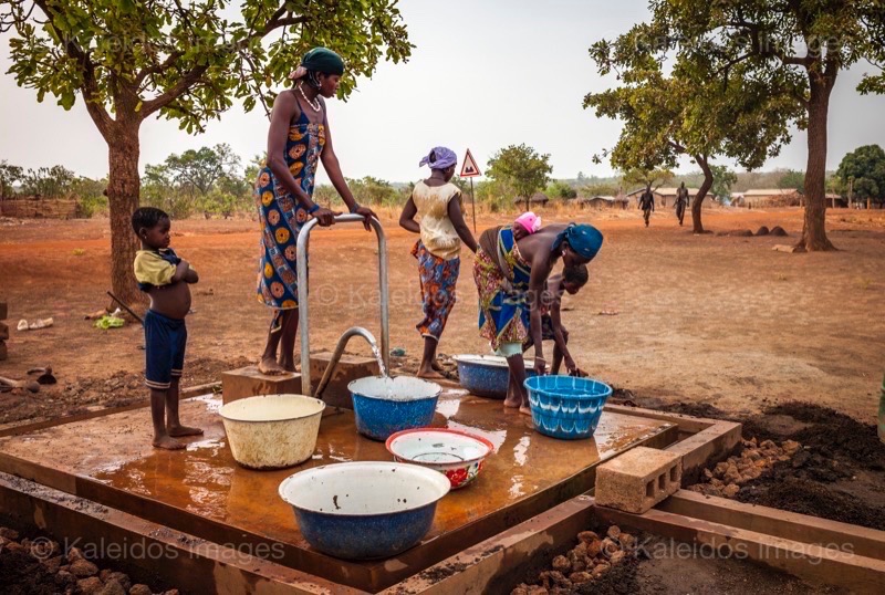 Africa;Benin;Children;Drinking water;Kaleidos;Kaleidos images;La parole à l'image;Pumps;Tarek Charara;Water;Water well;Wells;Woman;Women;Pehonko