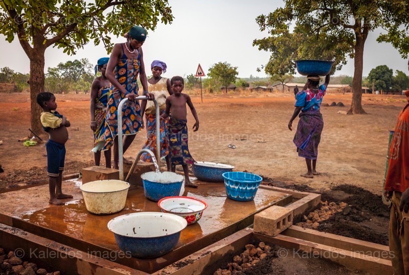 Africa;Benin;Children;Drinking water;Kaleidos;Kaleidos images;La parole à l'image;Pumps;Tarek Charara;Water;Water well;Wells;Woman;Women;Pehonko