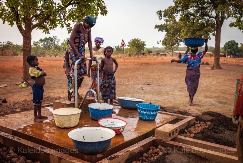Africa;Benin;Children;Drinking water;Kaleidos;Kaleidos images;La parole à l'image;Pumps;Tarek Charara;Water;Water well;Wells;Woman;Women;Pehonko