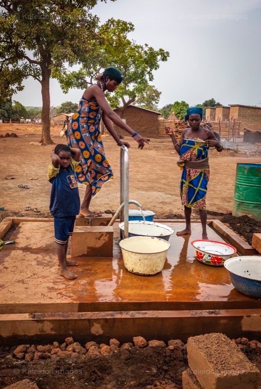 Africa;Benin;Children;Drinking water;Kaleidos;Kaleidos images;La parole à l'image;Pumps;Tarek Charara;Water;Water well;Wells;Woman;Women;Pehonko