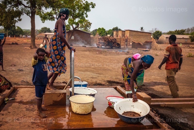 Africa;Benin;Children;Drinking water;Kaleidos;Kaleidos images;La parole à l'image;Pumps;Tarek Charara;Water;Water well;Wells;Woman;Women;Pehonko