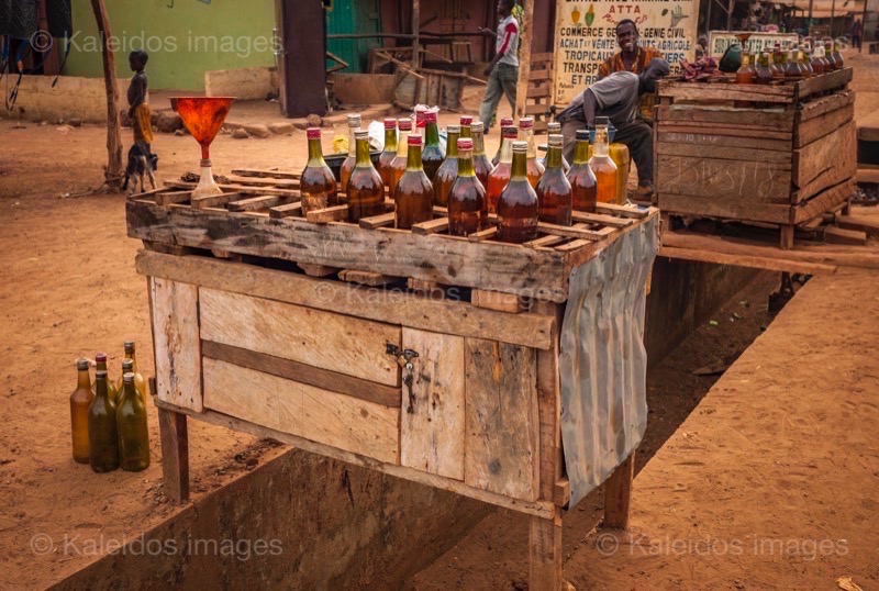 Africa;Benin;Fuel;Gasoline;Kaleidos;Kaleidos images;La parole à l'image;Sales;Salesman;Salesmen;Smuggling;Tarek Charara;Pehonko