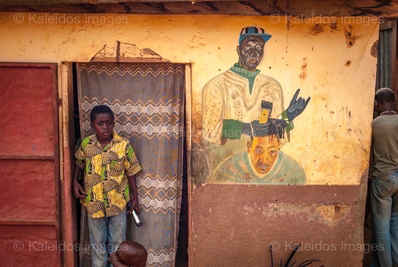 Africa;Barber;Benin;Children;Commerce;Hairdresser;Kaleidos;Kaleidos images;La parole à l'image;Shops;Tarek Charara;Pehonko