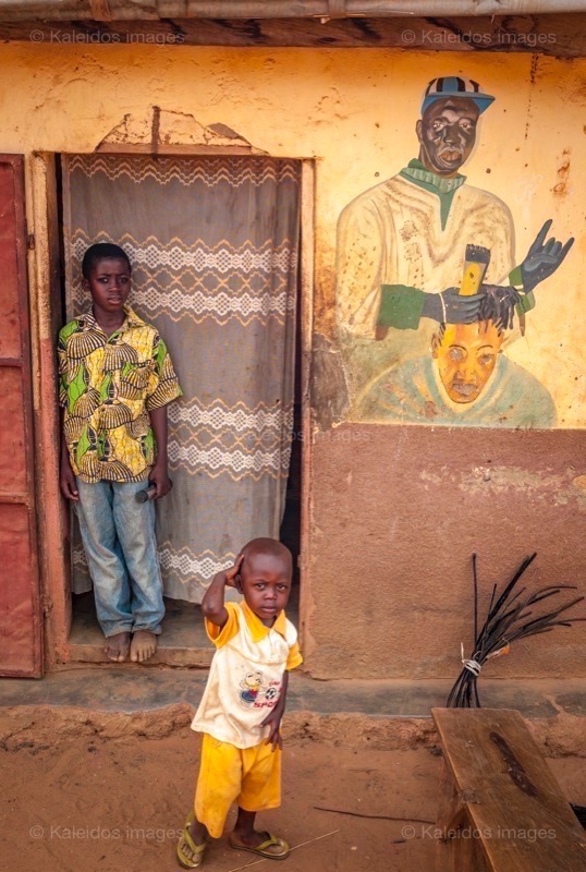 Africa;Barber;Benin;Children;Commerce;Hairdresser;Kaleidos;Kaleidos images;La parole à l'image;Shops;Tarek Charara;Pehonko