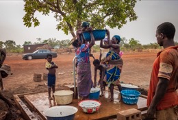 Africa;Benin;Children;Drinking-water;Kaleidos;Kaleidos-images;La-parole-à-limage;Pumps;Tarek-Charara;Water;Water-well;Wells;Woman;Women;Pehonko