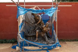 Place-des-Enchères-Ouidah-;-Place-Chacha-slave-market-Benin-;-bronze-sculptures-slave-trade-;-spheres-ground-memorial-Ouidah-;-monumental-heads-Xweda-Fon-Yoruba-;-memorial-public-art-West-Africa-;-night-lighting-Ouidah-square-;-red-laterite-ground-;-de-Souza-house-Singbomey-;-Afro-Brazilian-heritage-Ouidah-;-Benin-Revealed-program