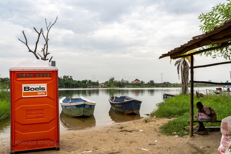 Lake Toho;Ouidah;Benin;West Africa;landing stage;pirogue;wooden boat;dead tree;portable toilet;lakeshore;overcast sky;traditional fishing;fishing community;everyday life;rural Africa;Tarek Charara;Kaleidos;Kaleidos images;La parole à l'image