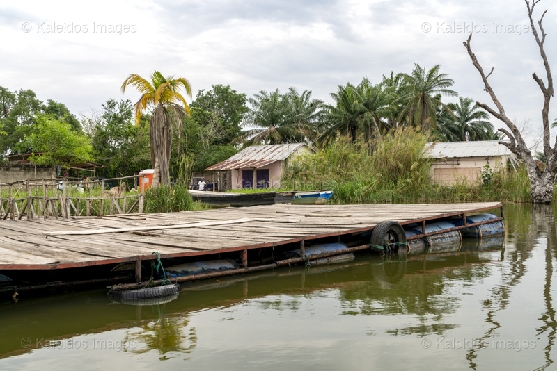 Lake Toho;Ouidah;Benin;West Africa;Tchiakpecodji Ahozon;landing stage;floating pontoon;improvised infrastructure;palm tree;tin roof;lakeshore;pirogue;local architecture;rural Africa;Tarek Charara;Kaleidos;Kaleidos images;La parole à l'image

